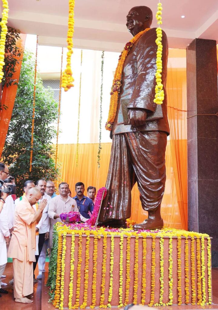 मुख्यमंत्री योगी आदित्यनाथ ने डॉ श्यामा प्रसाद मुख़र्जी की प्रतिमा पर नमन कर अर्पित की श्रद्धांजलि।

अखंड भारत' के स्वप्नद्रष्टा डॉ. श्यामा प्रसाद मुखर्जी जी के पावन बलिदान दिवस पर उन्हें कोटि-कोटि नमन एवं विनम्र श्रद्धांजलि!

देश में एक प्रधान, एक विधान और एक निशान विचार के पुरोधा श्रद्धेय मुखर्जी जी ने कश्मीर से धारा-370 को हटाने के लिए व्यापक आंदोलन किया। राष्ट्र की सुरक्षा के लिए उन्हें अपने प्राण त्यागने पड़े।

माँ भारती की सेवा के लिए वे सदैव याद किए जाएंगे।